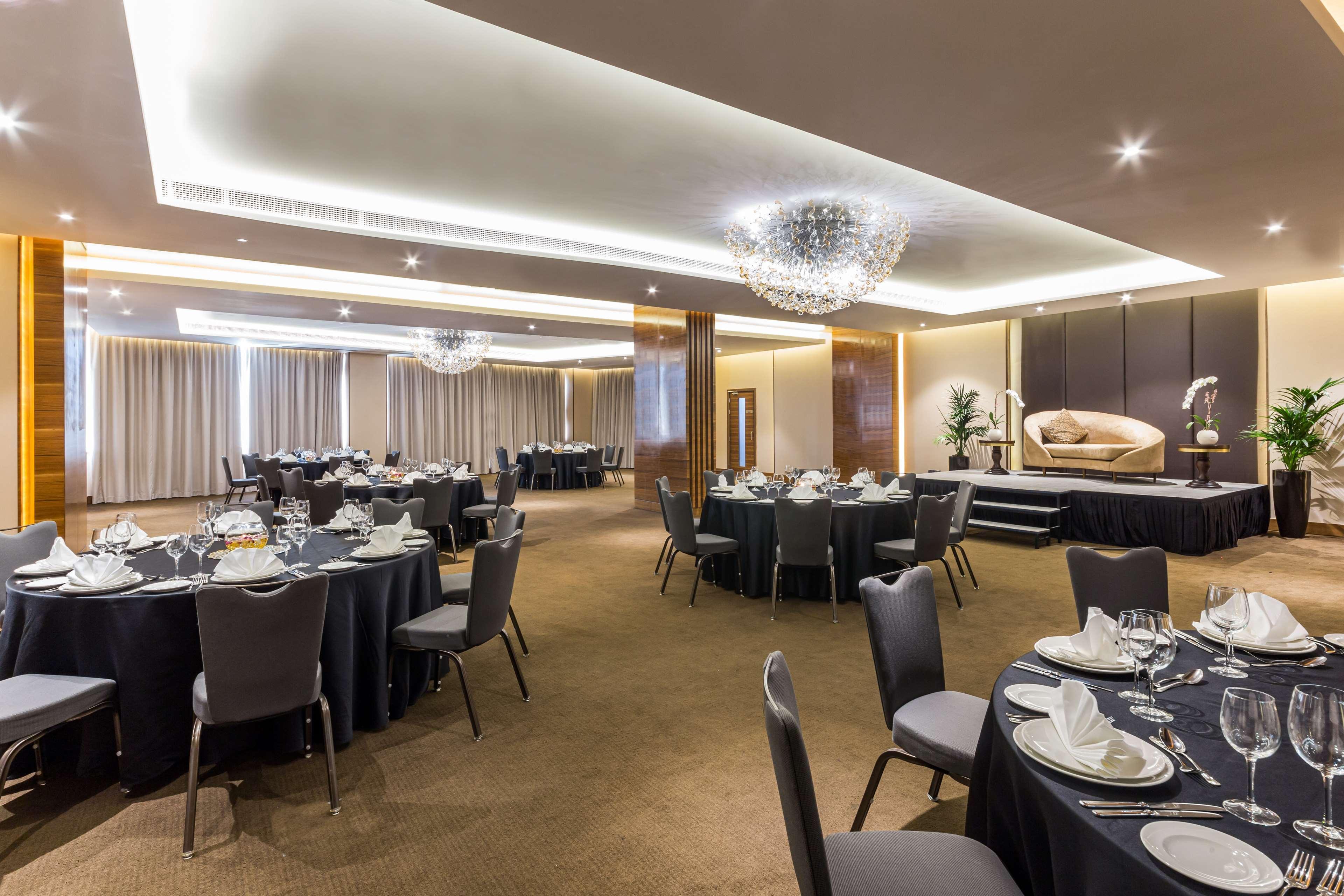 Radisson Blu Hotel, Dubai Waterfront Zewnętrze zdjęcie The ballroom at the hotel
