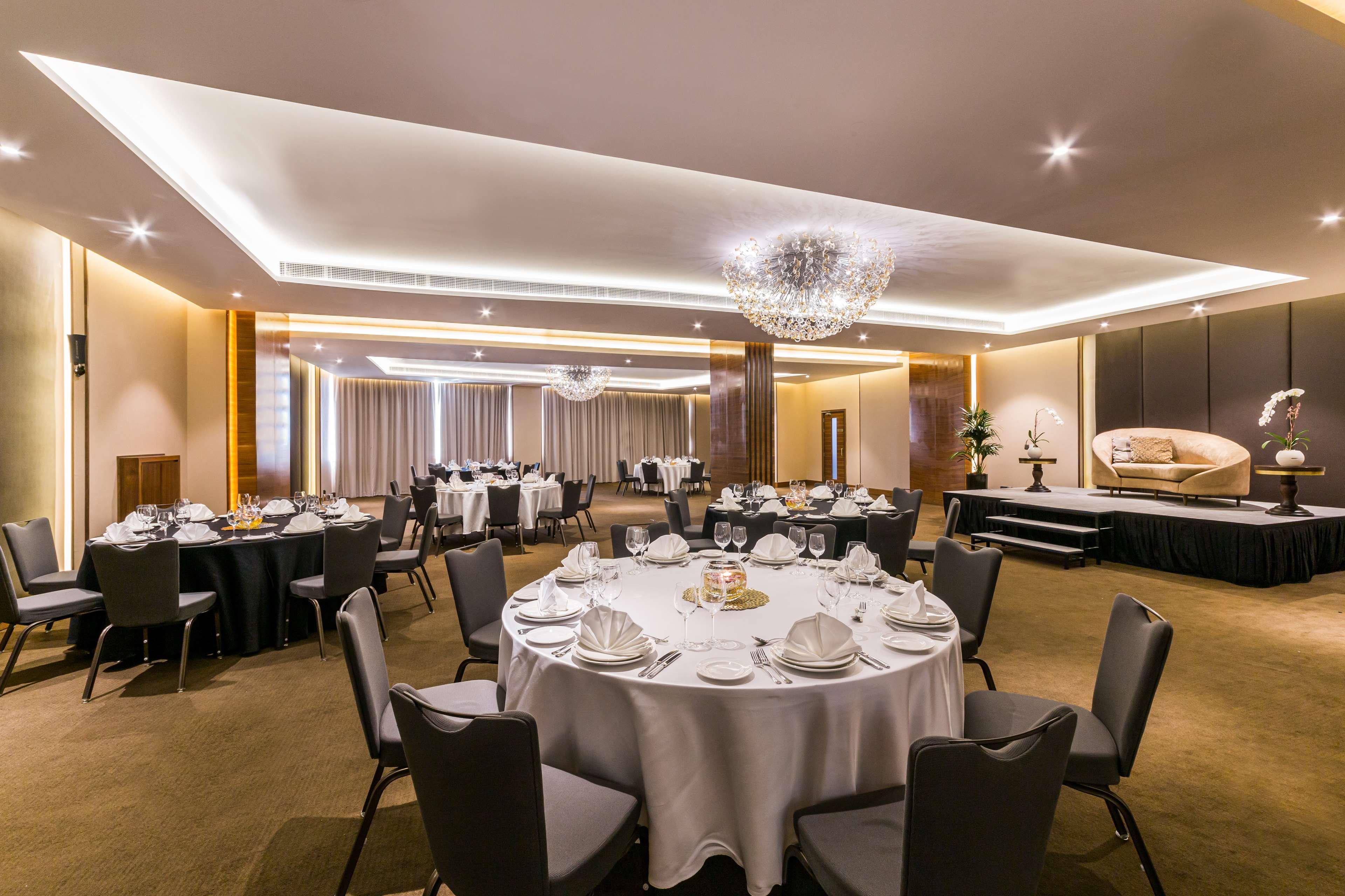 Radisson Blu Hotel, Dubai Waterfront Zewnętrze zdjęcie The ballroom at the Mandarin Oriental Hong Kong