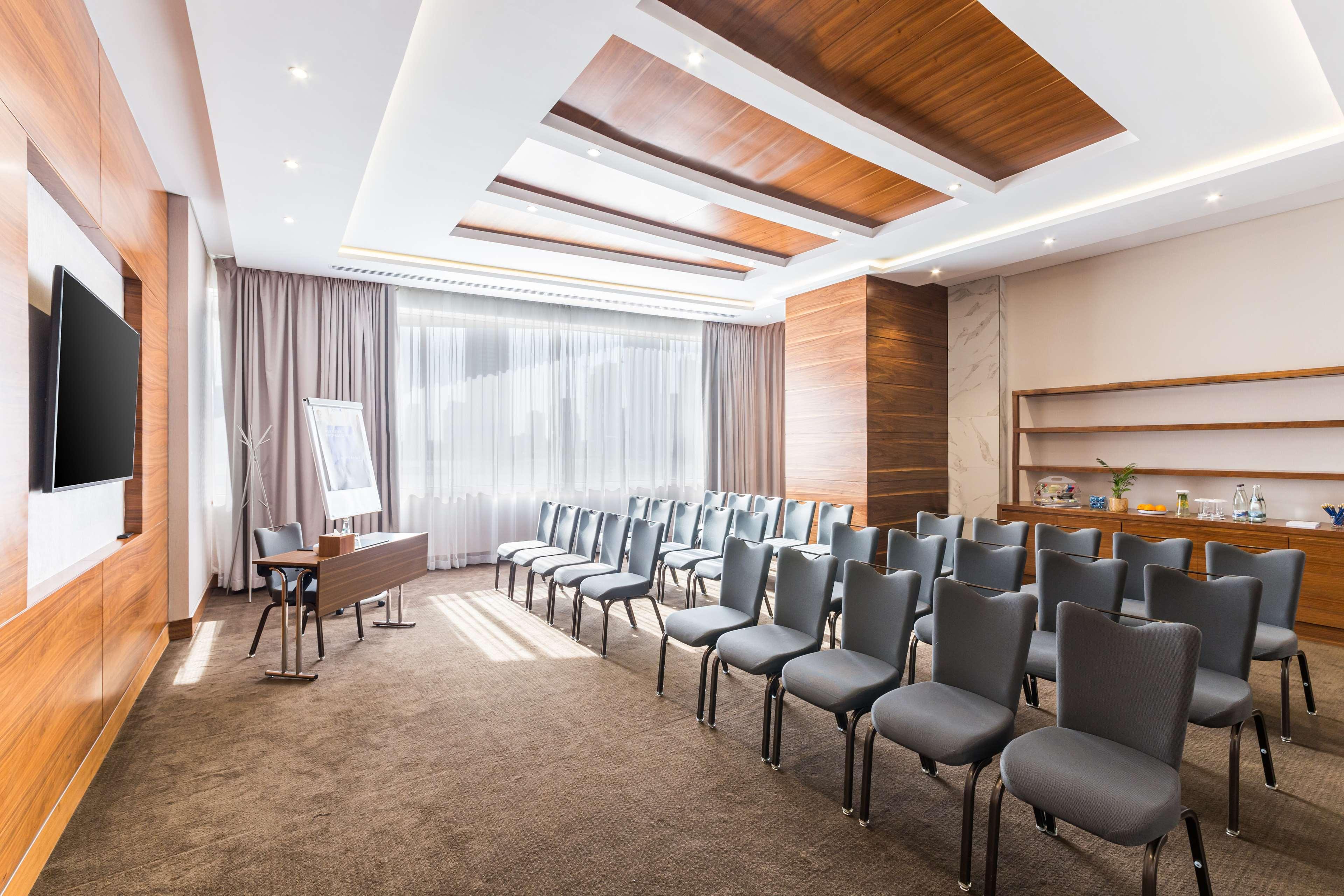 Radisson Blu Hotel, Dubai Waterfront Zewnętrze zdjęcie Meeting room